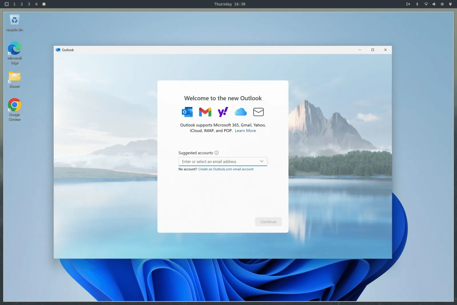 Windows 11 z Outlookom v Omarchyju, z vidno namizno vrstico Omarchy zgoraj